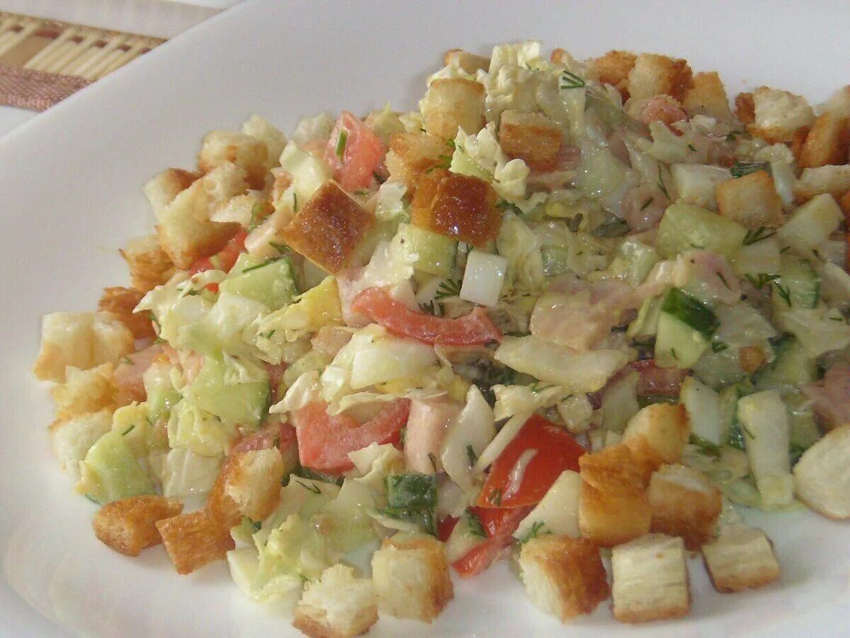 Копченая куриная грудка с сухариками. Салат с сухариками и копченой курицей и помидорами. салат с копчёной курицей и кукурузой и сыром и помидорами. салат копченая грудка помидоры сыр сухарики. салат с курицей помидорами и сыром и сухариками.