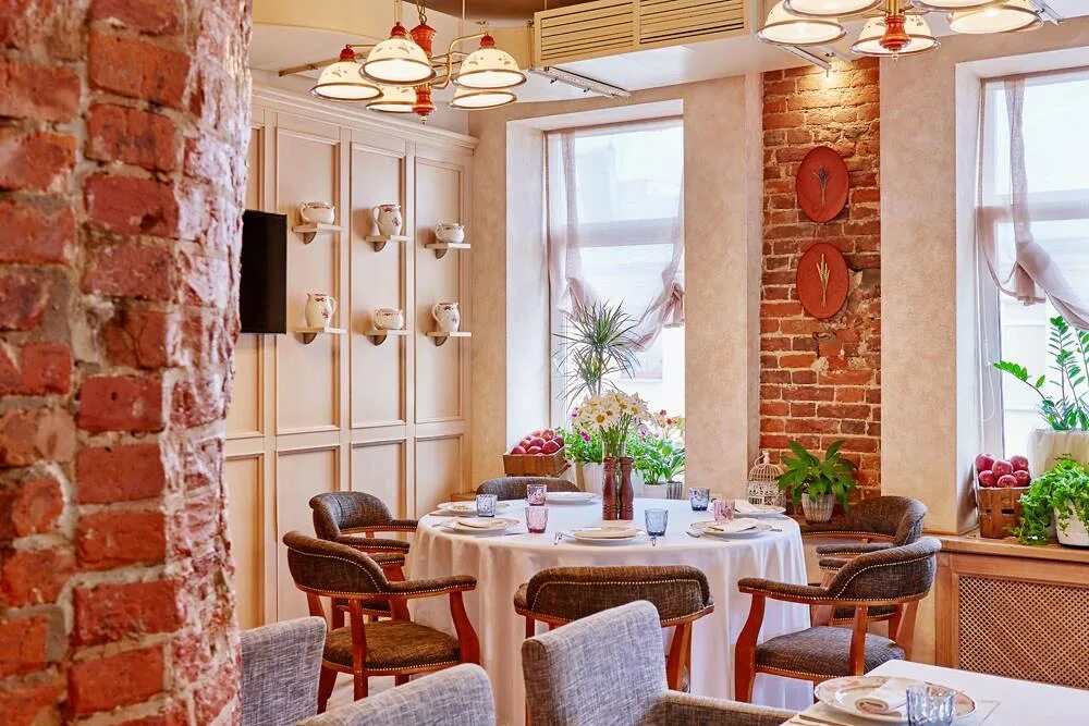 Красная кухня в интерьере. Красный цвет в интерьере кухни. Кухни красные ворота. Мебель гарнитур кухонный мистер дорс. Садово-черногрязская 10/25 ресторан.