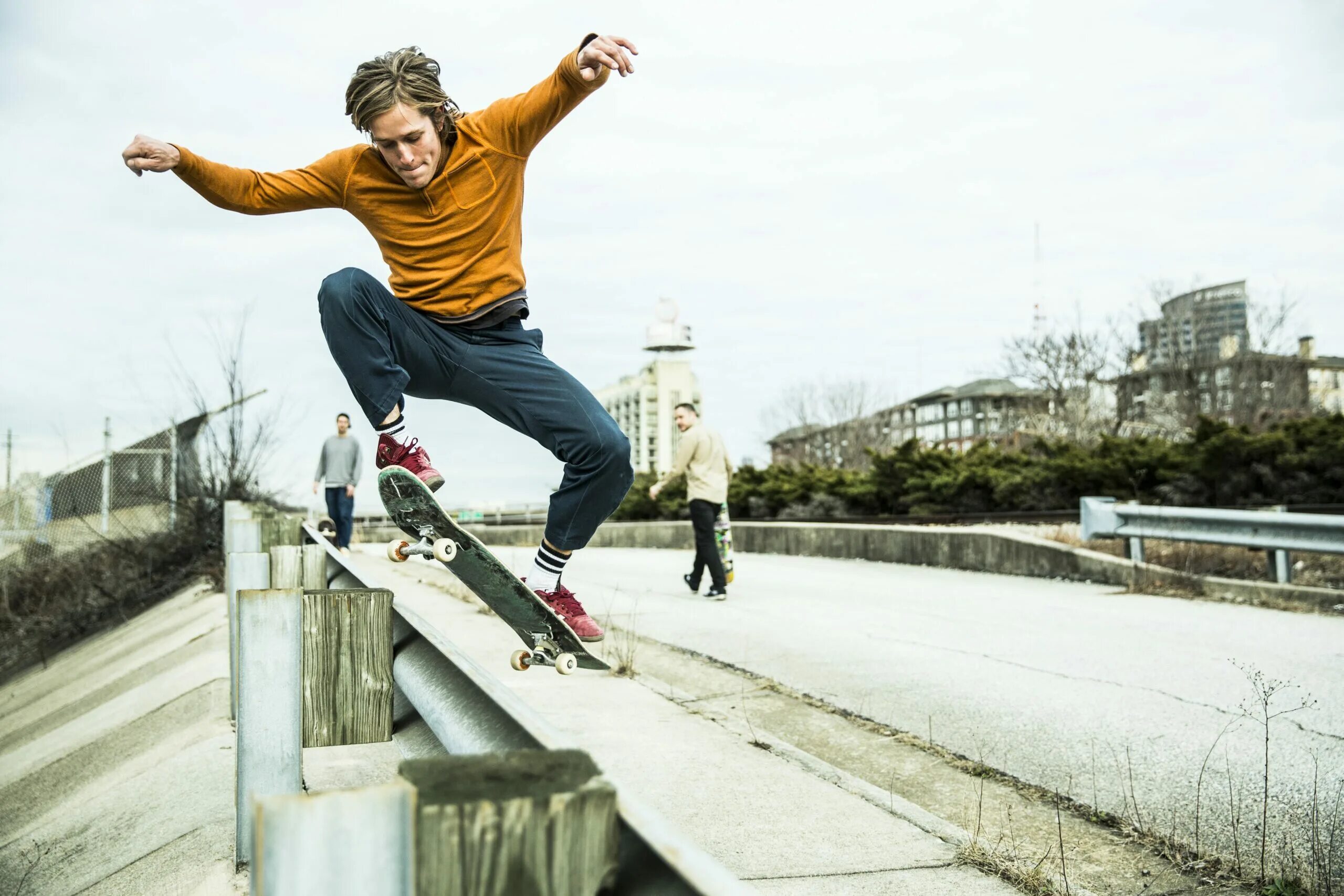 He is skating. Рик Ховард скейтер. Скейтбординг. Скейтеры в городе. Стиль скейтера летом.