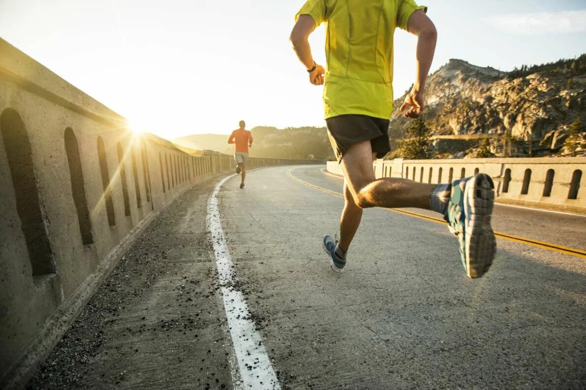 It s time to run. Спортсмен бежит. Бегущий человек. Человек бежит по дороге. Мужчина бежит.