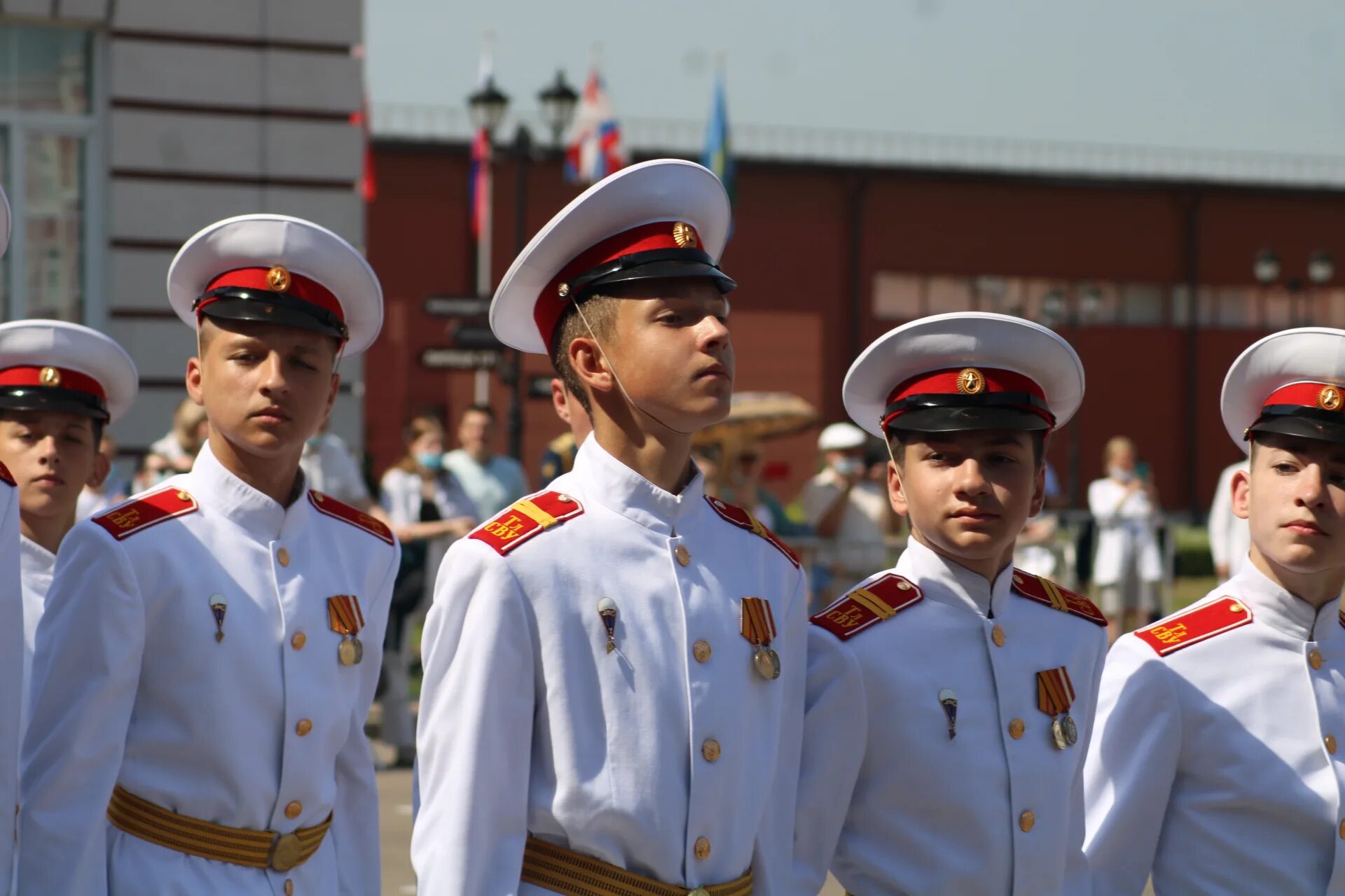 Знаменитые выпускники суворовского училища. Суворовское военное училище выпускники суворовских военных училищ. Выпускники тульского Суворовского военного училища. Погоны тульского Суворовского военного училища. Выпускной в Суворовском училище.