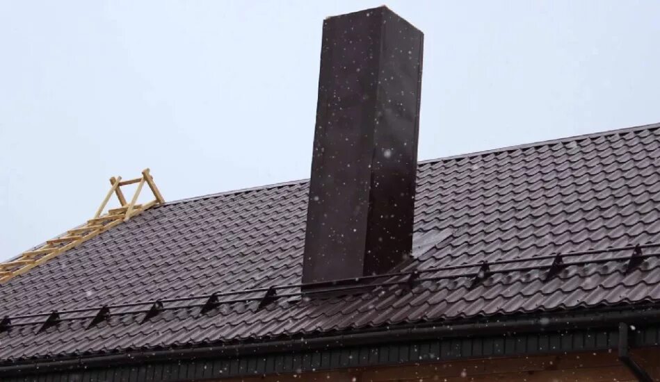 Вентиляция кровли металлочерепица. Дымоход металлочерепица. Металлочерепица дымоход. Проходка кровельная для дымоходов для металлочерепицы. Кровельная проходка epdm №4 (110-125).