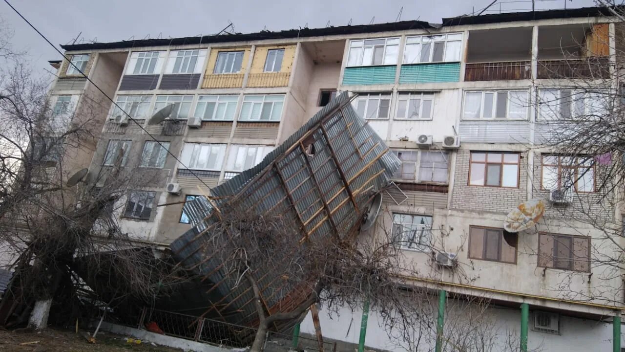 Пагода в таразе. Дом сильный ветер. Крыша обвалилась из за альбатросов. Баннер на крышу. Ветер снес крышу дома Мем.