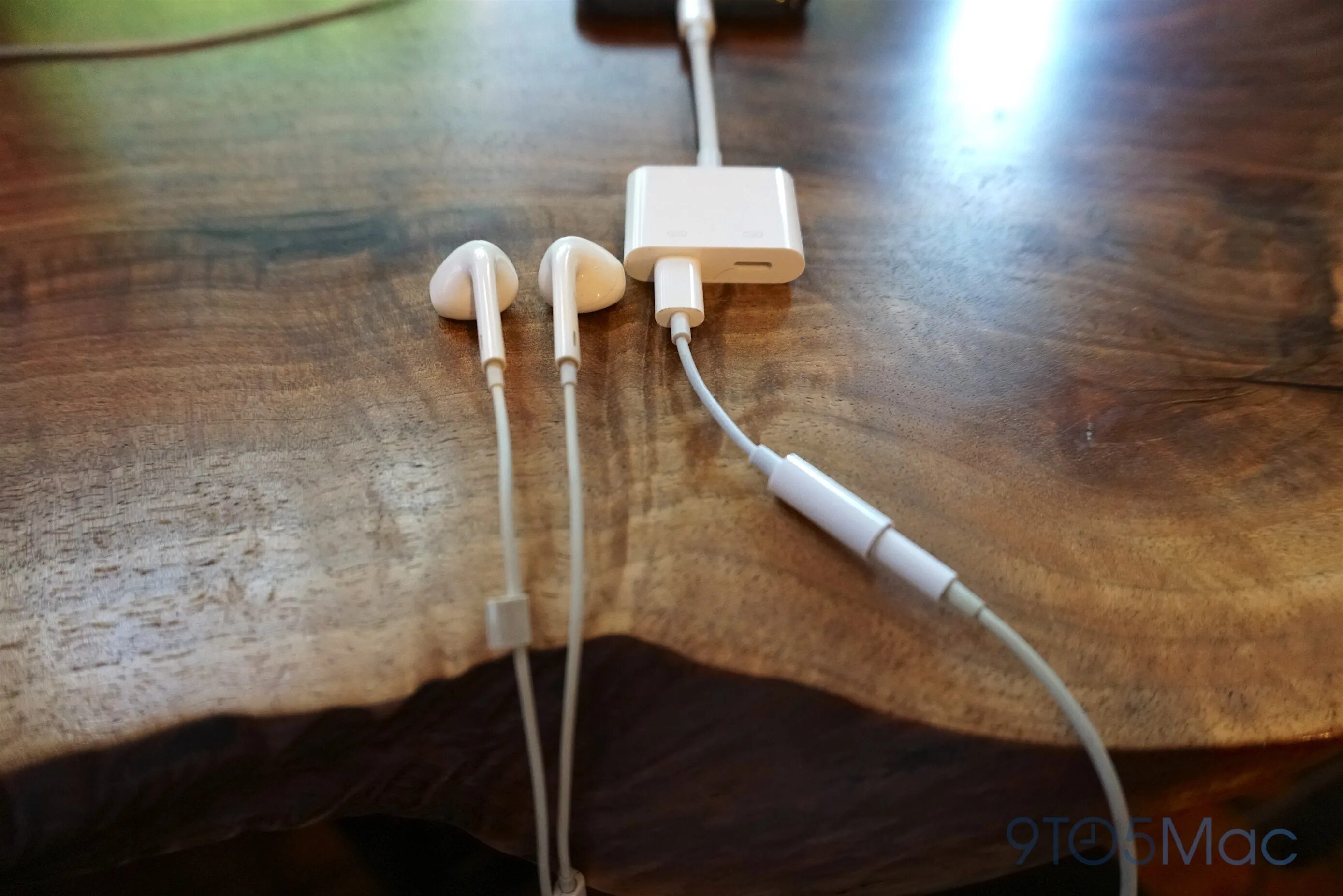 Айфоновские наушники к андроиду. Наушники Apple Earpods Lightning. Earpods Lightning 3.5 Jack. Наушники эпл проводные Лайтинг. Переходник для Лайтнинг наушников AIRPODS Pro.