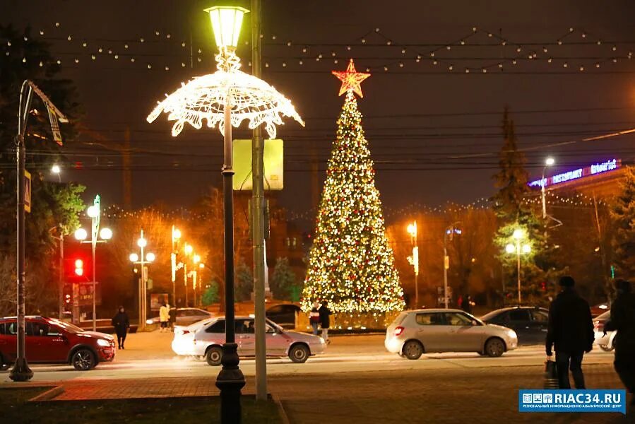 12-метровую новогоднюю елку установили в центре Волгограда - Рамблер/новости