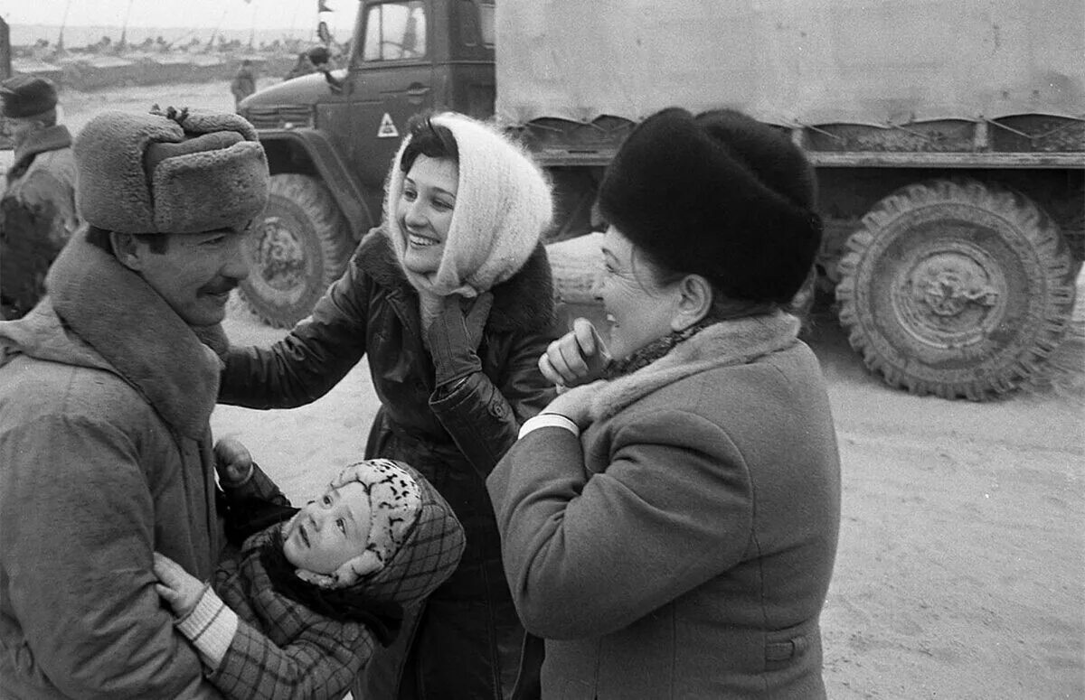 Девушка пришла домой. Мама вернулась через год. Здравствуйте мама возвратились мы не все. Люди спустя много лет. Шутки про возраст.