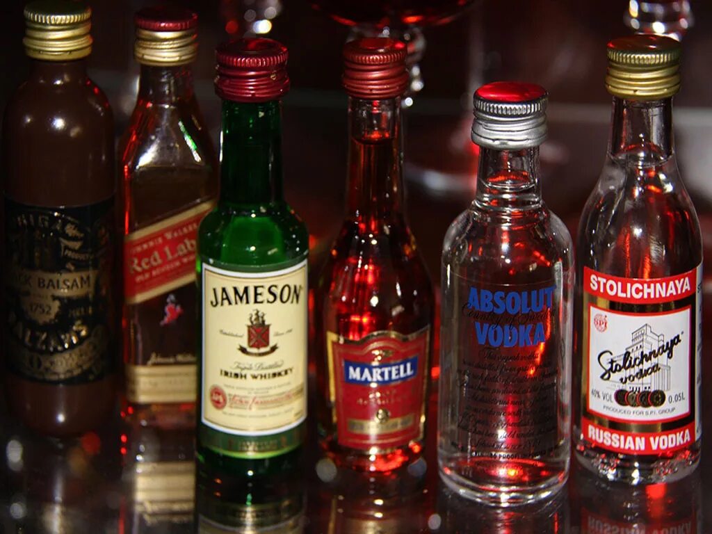 Алкоголь определение. Напитки в бутылках. Основы алкогольных напитков. Бакарди аньехо 4. Звери напитки покрепче.