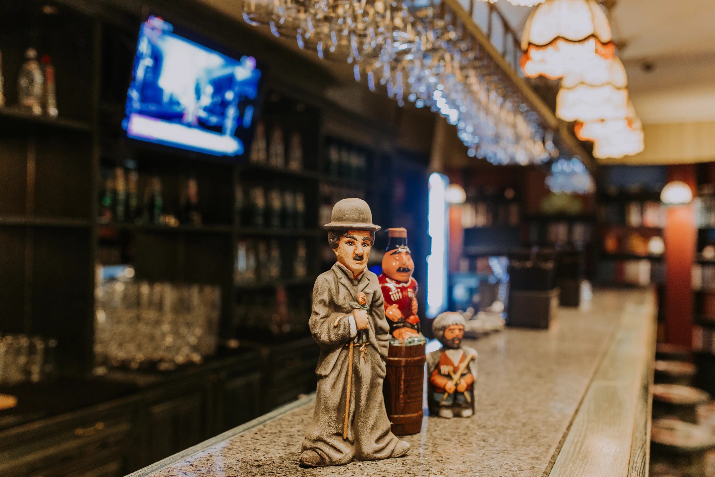 Официант в ресторане. Еда за столом. Восток кафе в люберцах. Мясной ресторан на кутузовском проспекте в москве. Кафе люберцы мимино.