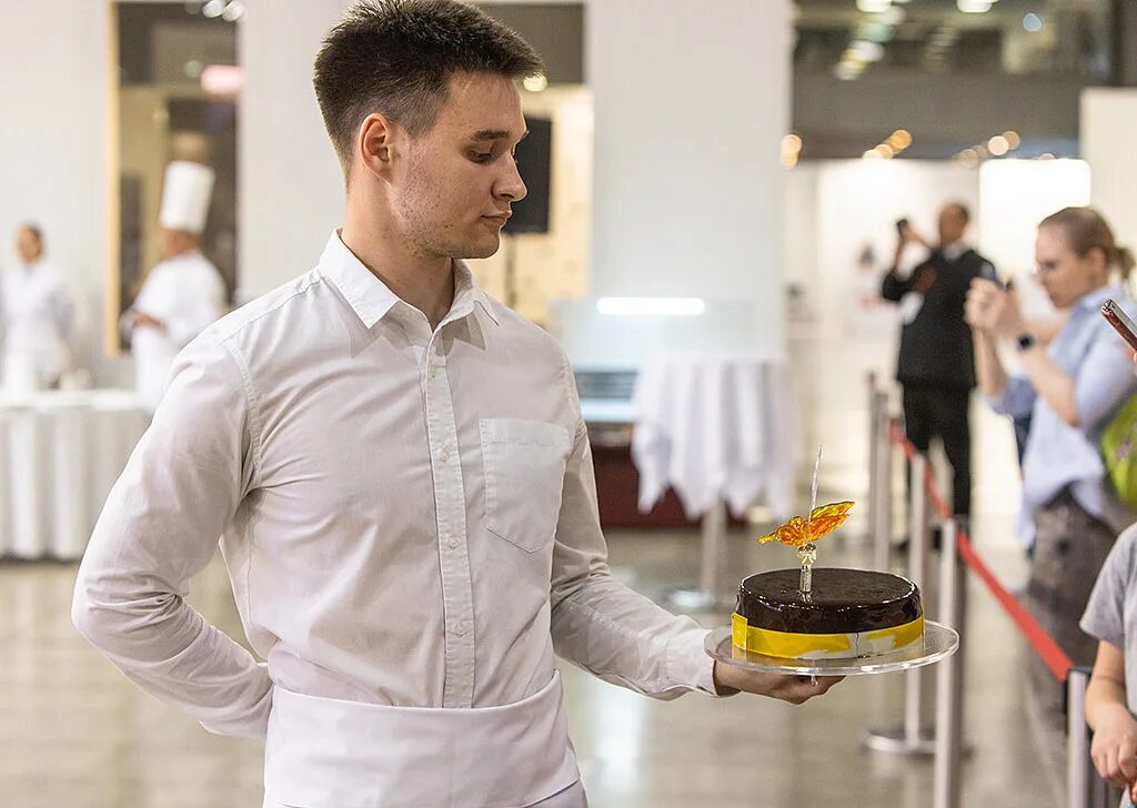 Профессия официант. Официант в кафе. Люди в кафе. Парень официант. Клиент в ресторане.