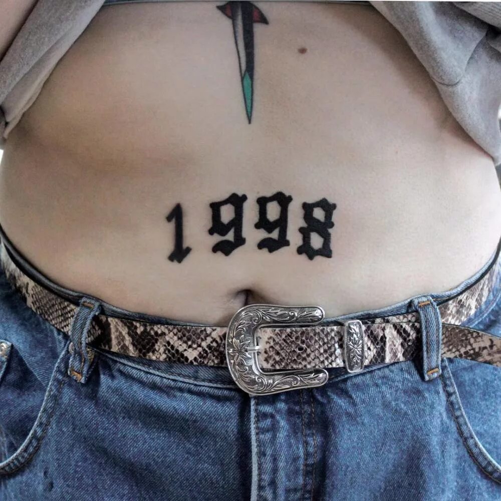 Тату год рождения на животе. Тату 1998 на животе. Тату Дата рождения на животе. Тату на животе 1999 год