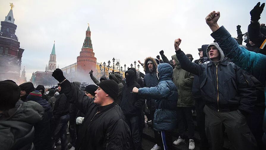 Что происходить в росси. 11.12.2010 Манежная площадь. Манежка 2010 националисты. Манежная площадь 2010. Москва 2010 Манежка нацисты.