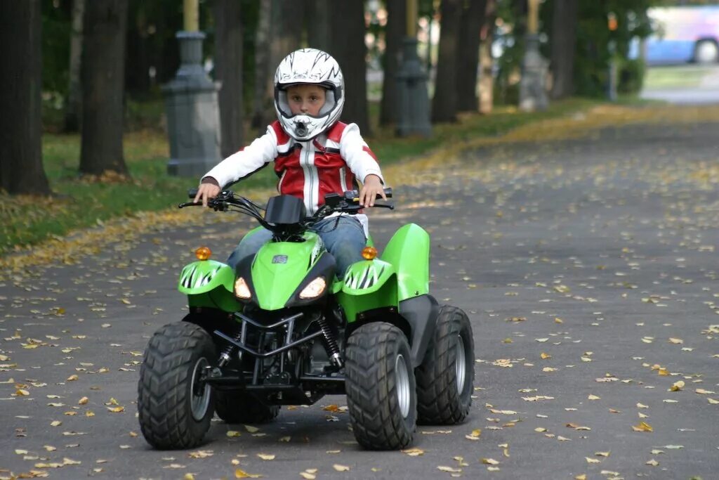 Квадроцикл дельфин 50. Квадроцикл пег перего polaris sportsmen 700. Детские маленькие квадроциклы. Квадрик мальчик. Электроквадроцикл kreiss.