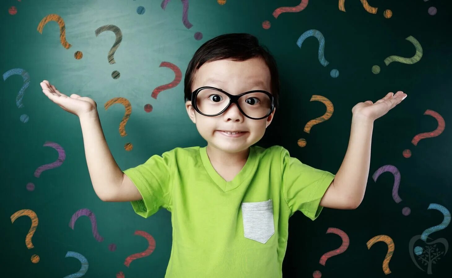 Ребенок в школе думает. Ученик рассказывает у доски. Неуверенность рисунок. Детские вопросы. Не знаю 10 лет.