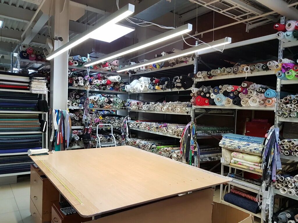 магазин тканей. рулоны ткани на складе. оптовый магазин тканей. выкладка тканей. склад тканей москва розница.