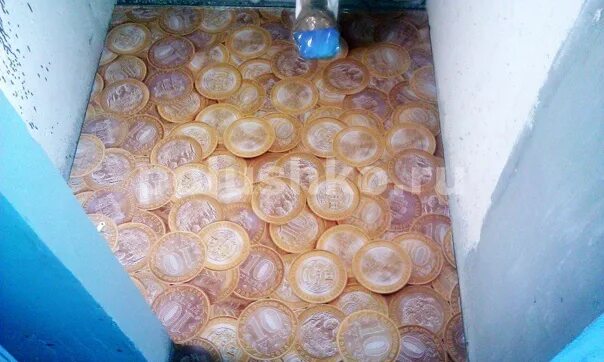 Наливной пол с монетами. Деньги на ковре. Фон доллары. 3д полы. Домик из денег.