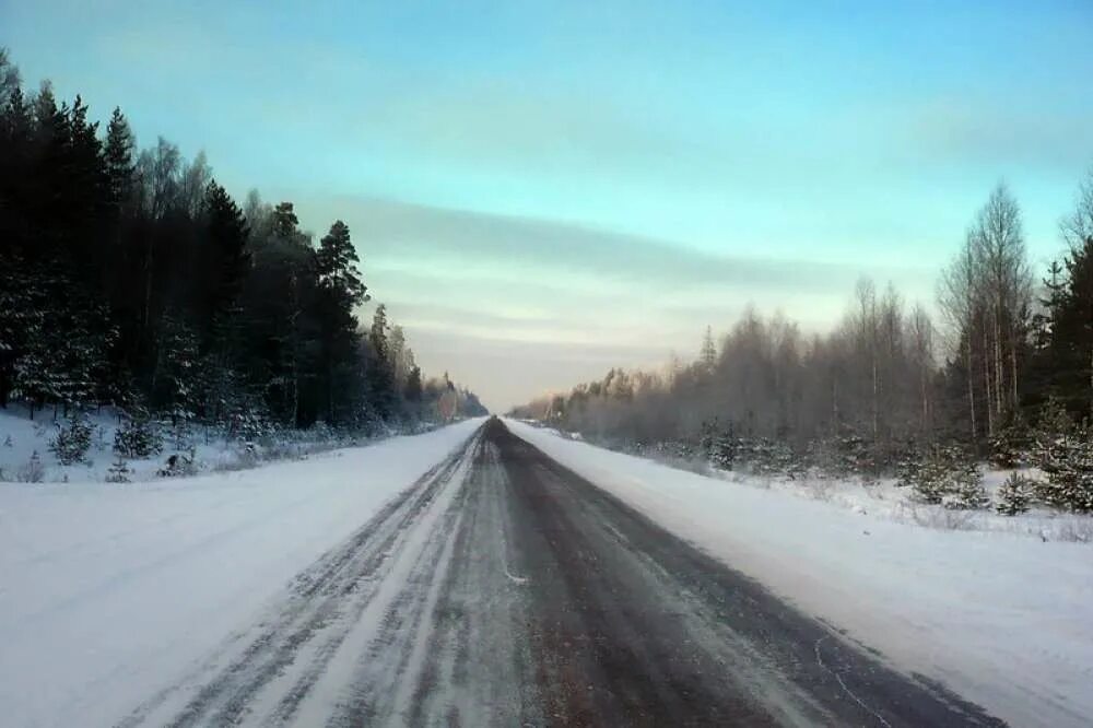 Солнечный красноярск дорога. Трасса зимой. Зима дорога Подмосковье. Дороги Подмосковья зима. Зимняя дорога из автомобиля.