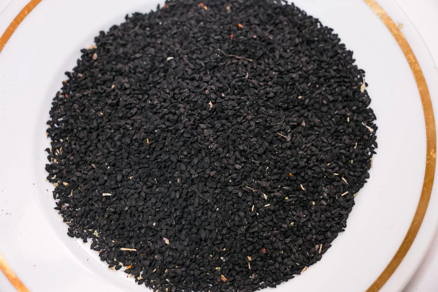 как выглядит черный тмин. черный тмин растение. нигелла дамасская. черный тмин приправа. нигелла вайт.