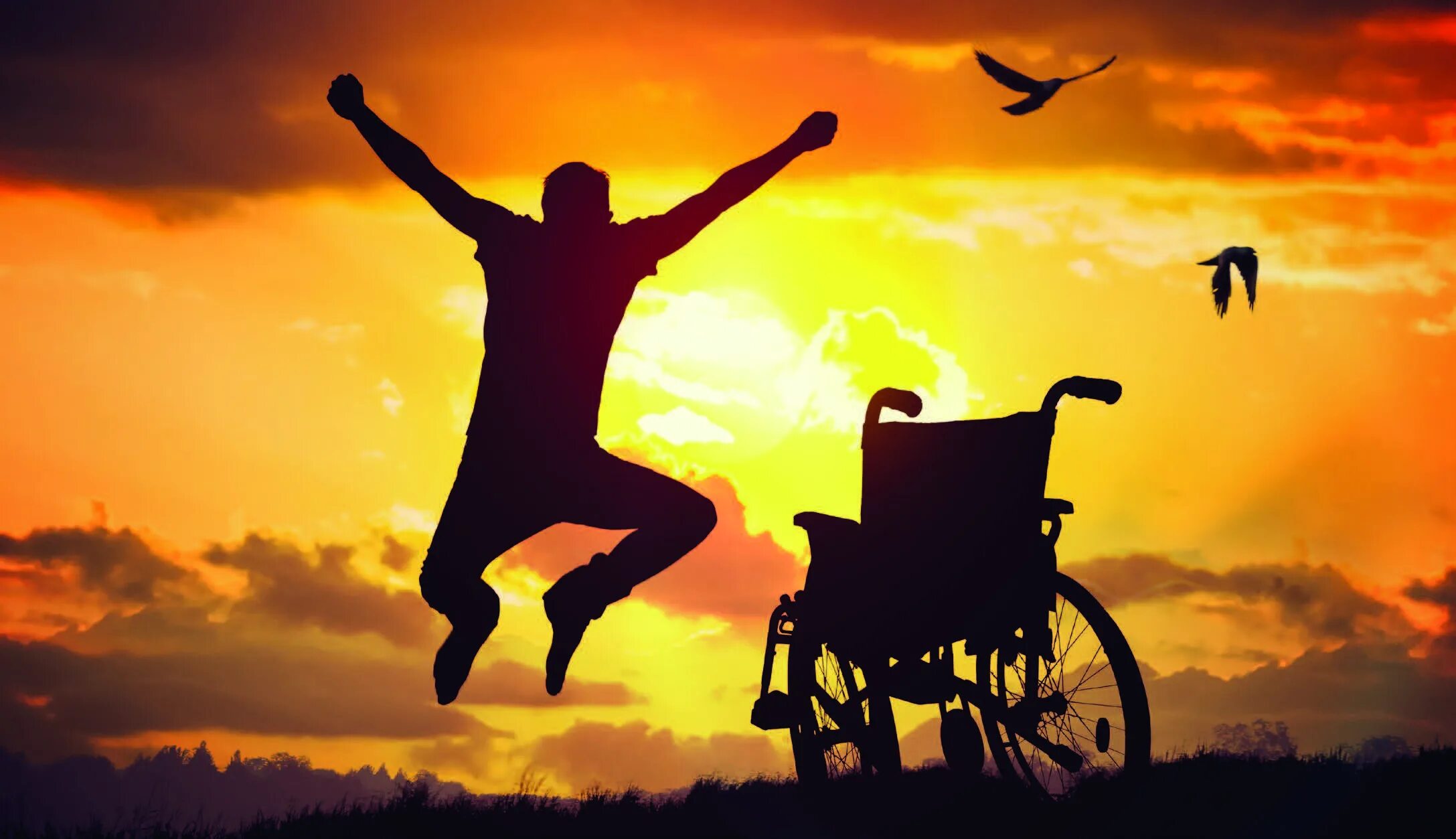 Встает с инвалидного кресла. Инвалид встает с коляски. Встаёт с инвалидного кресоа. Инвалид встает с коляски. Общество колясочников.