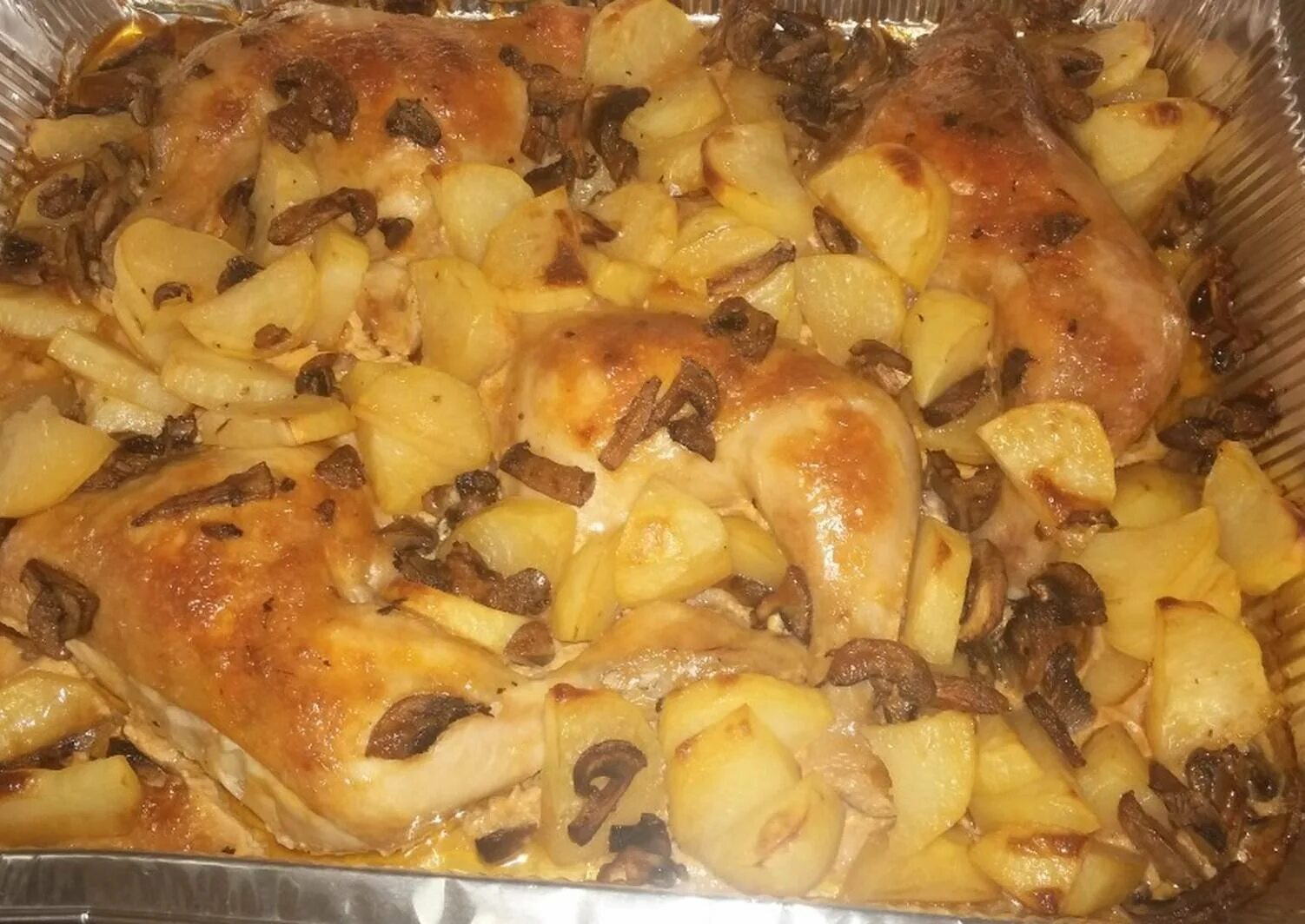 Картофель запеченный с окороком и грибами. Картошка с грибами в духовке. Курица с грибами в духовке. Картошка с курицей и грибами.