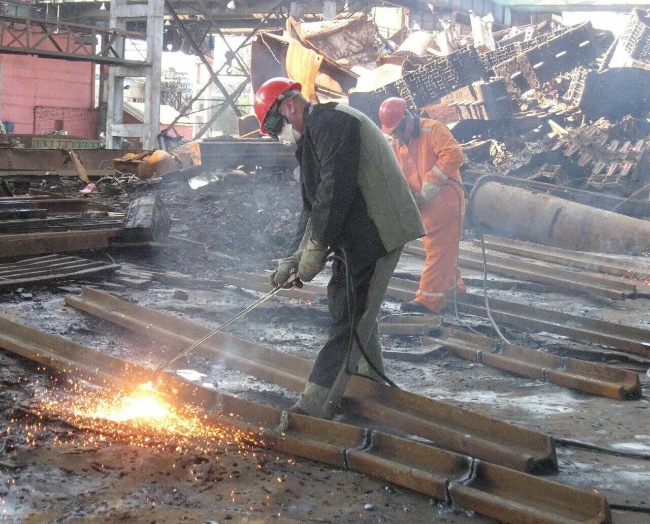 Демонтаж металлолома. Резка металлоконструкций. Газорезчик металлолома. Газорезка металла. Резка металла.