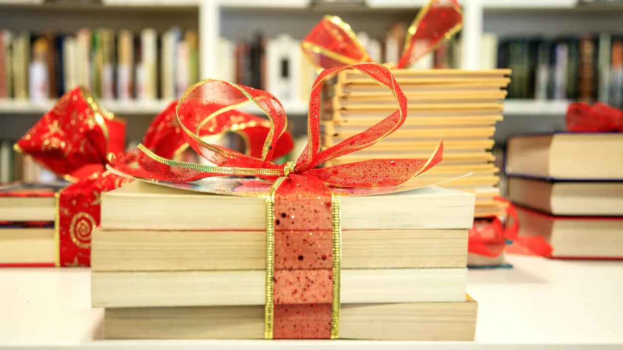 Читать книгу сюрприз. Книга в подарок. Книга в подарок картинки. Рождественский подарок книга. Новогодний подарок книга картинка.