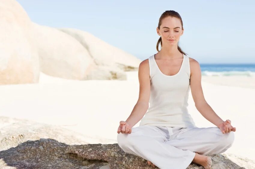 Медитация утренняя наполнение энергии. Поза Лотос на берегу. Начальная медитация. Зачем медитировать. Песок для медитации.