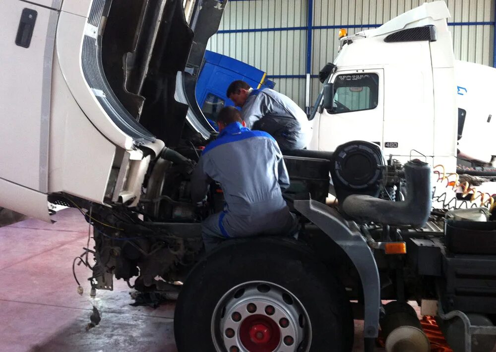 Механик грузовики. Механик на грузовые машины. Truck service. Китайский механик по грузовым. Скания на шиномонтаже.