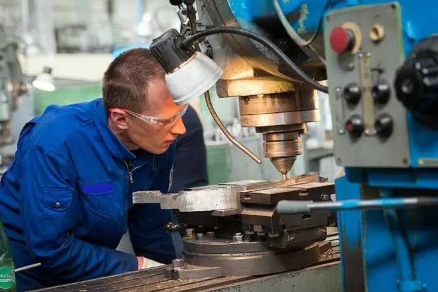 Станочники по металлообработке. Работают фрезеровщики. Сверловщик фрезеровщик. Работают фрезеровщики. Работают фрезеровщики.