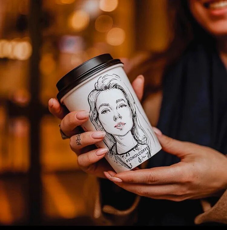 портрет со стаканом. рисование портрета на стакане. портреты на стаканчиках кофе. кофе с вашим портретом. портреты на кофейных стаканчиках.