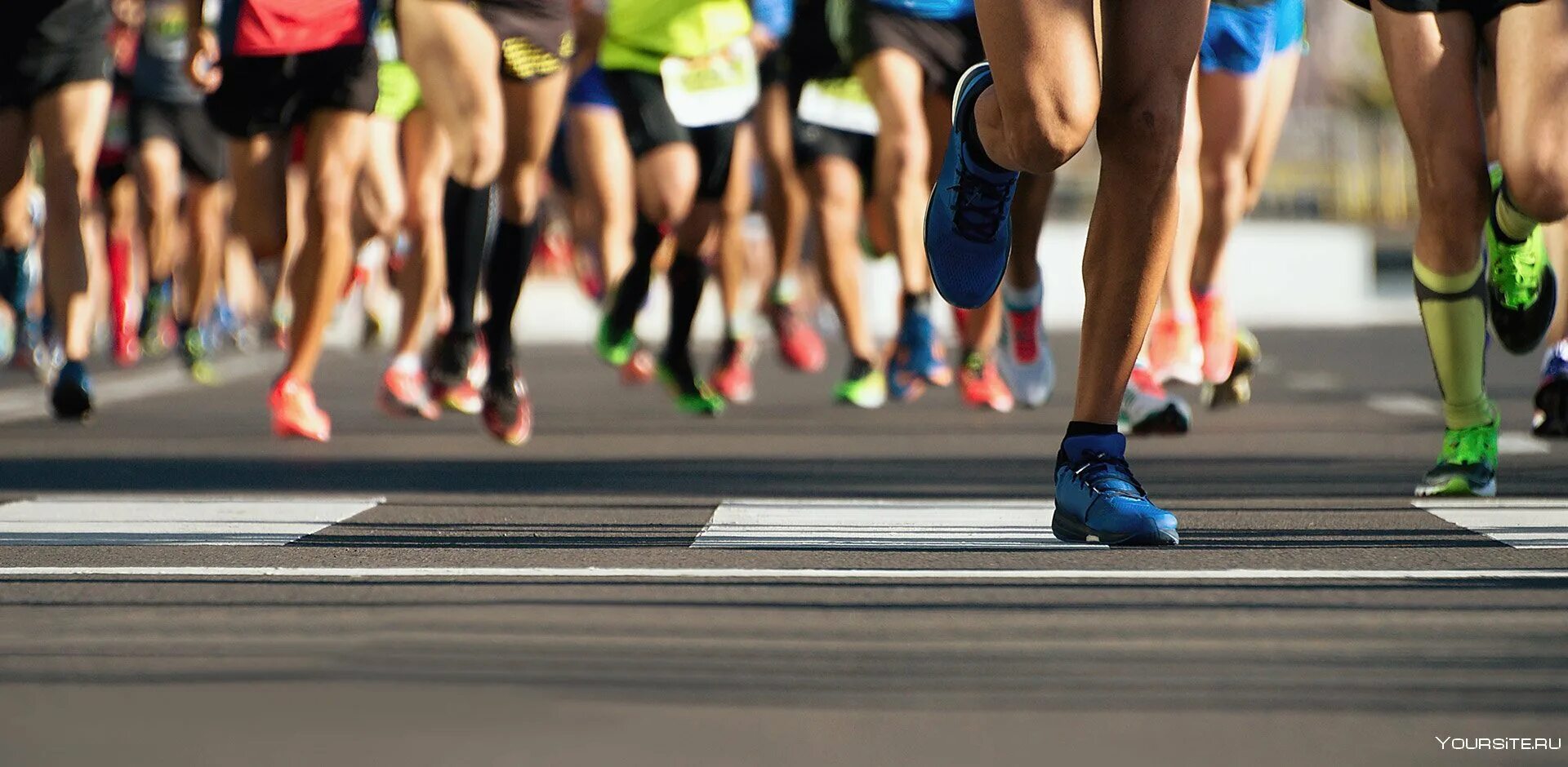 Спортивный бег на короткие. Легкая атлетика марафонский бег. Старт забега. Дорожка для бега. Марафонская дистанция в лёгкой атлетике.