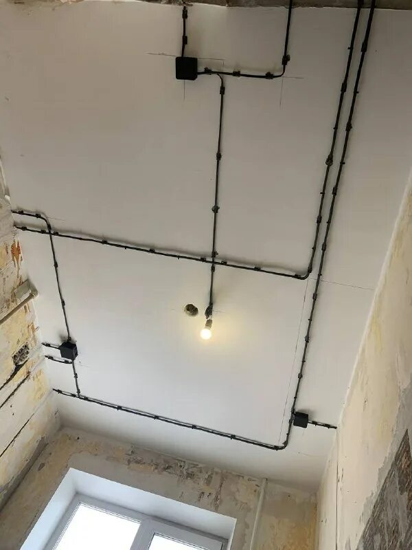 черновая электрика в квартире. прокладка тв кабеля в квартире по потолку. котельная разводка электрики. электрика в квартире. черновая электрика в частном доме.