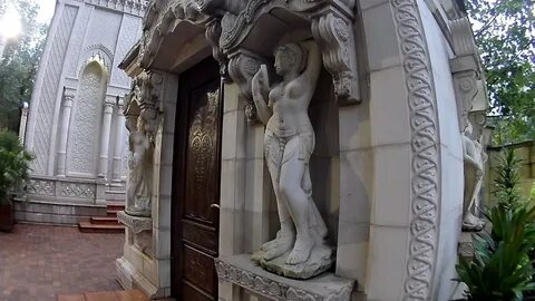 Рука в кабардинке