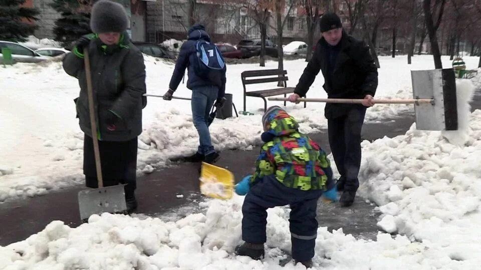 Гудеть двором