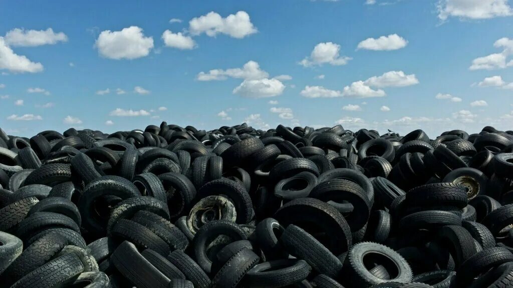 Отработанные покрышки. Утилизация шин отходы. Старые покрышки. Утилизация шин отходы. Утилизация шин отходы.