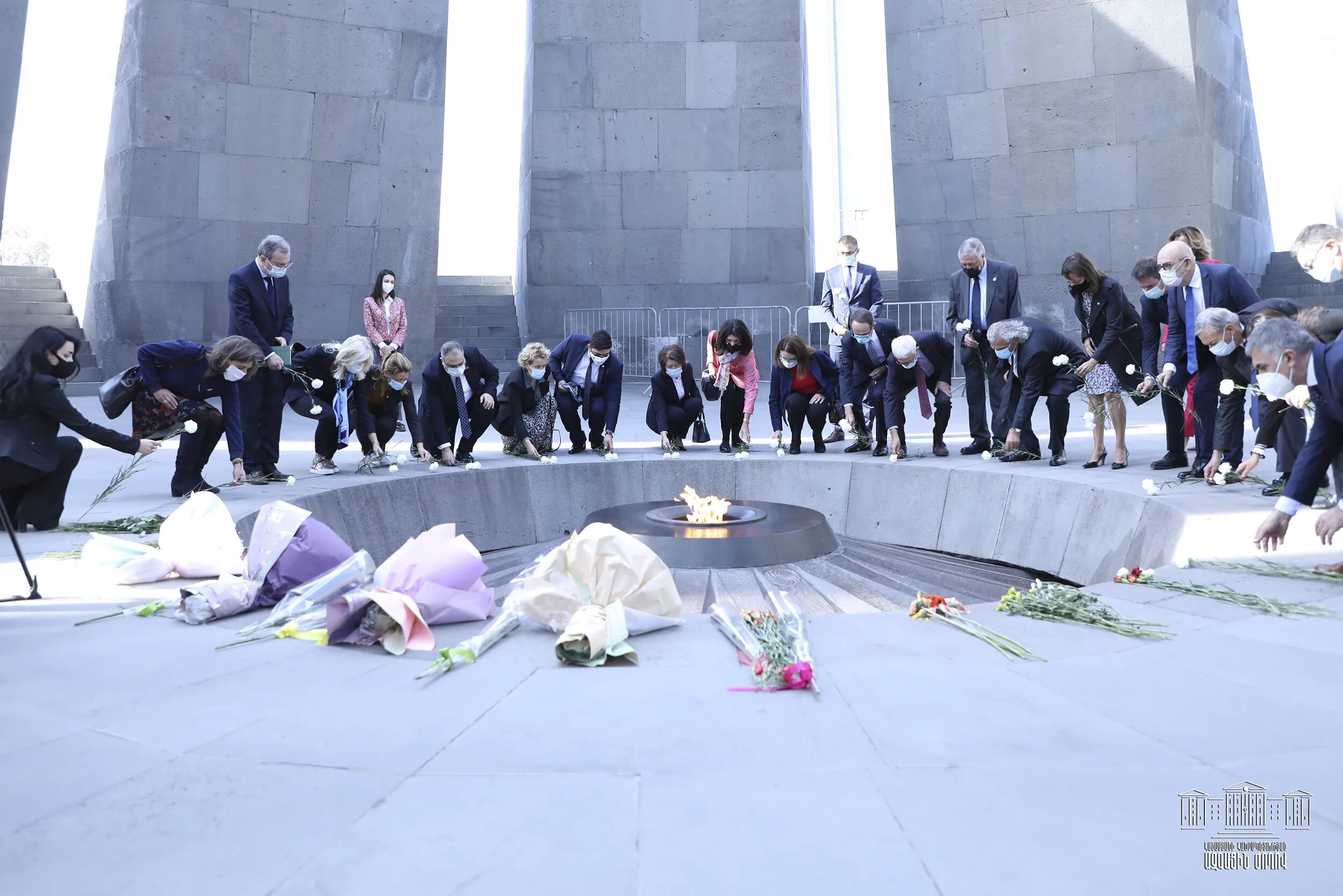 Геноцид армян память. Мемориала жертвам геноцида армян "Цицернакаберд". Цицернакаберд 24 апреля 2022. Мемориал в Армении памяти геноцида. День памяти жертв геноцида армян 1915.