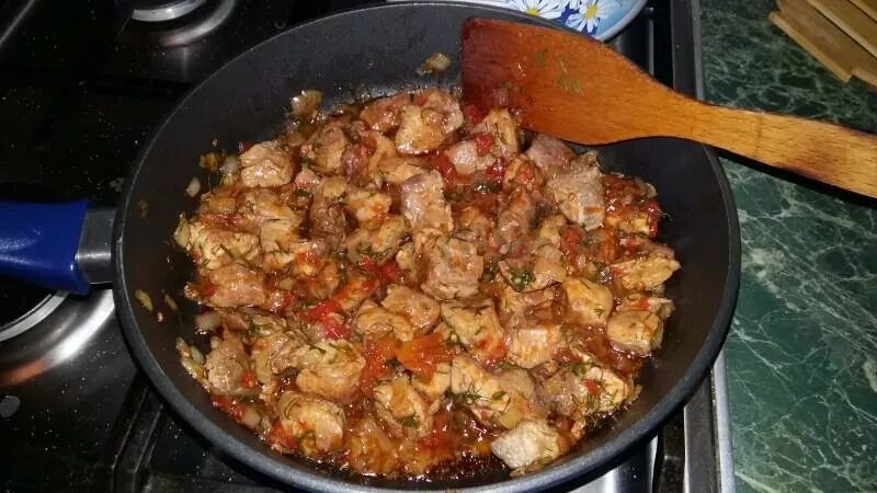 Свинина на сковороде фото. Жареное мясо с луком. Мясо жареное на сковороде с луком. Жаркое из свинины с луком. Жареное мясо на сковороде свинина с луком.