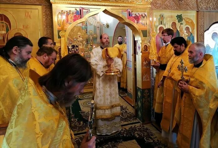 В каком храме помогают. Дмитрий смирнов протоиерей литургия. Мощи преподобного сергия радонежского. Троице-сергиева лавра мощи сергия радонежского. Мощи преподобного сергия радонежского.