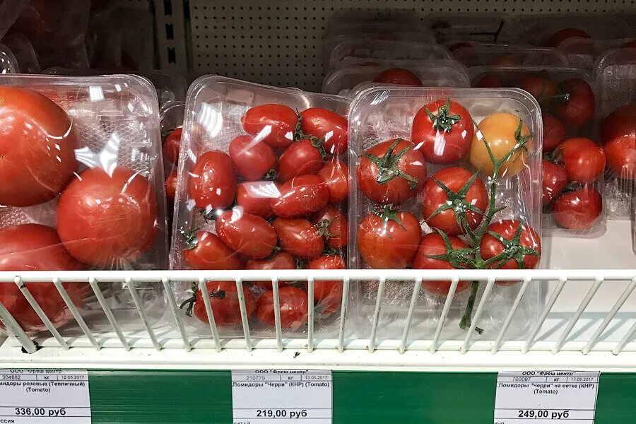 Сколько стоит помидоры в магазинах. Помидоры на прилавке. Помидоры в магазине. Помидоры в супермаркете. Помидоры Сахалин.