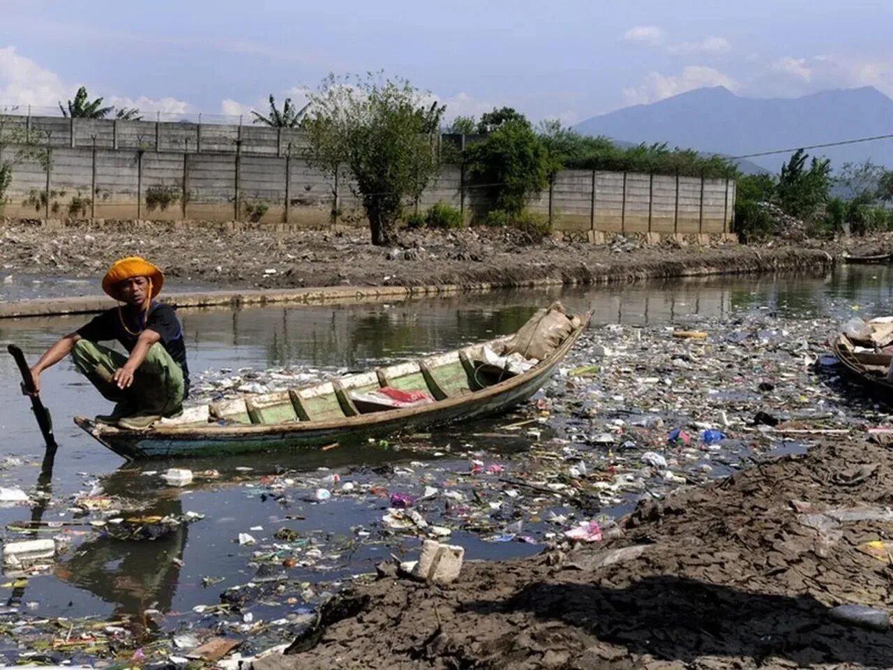 Река Цитарум Индонезия. Река Читарум в Индонезии. Цитарум самая грязная река в мире. Цитарум — самая грязная река (Индонезия).