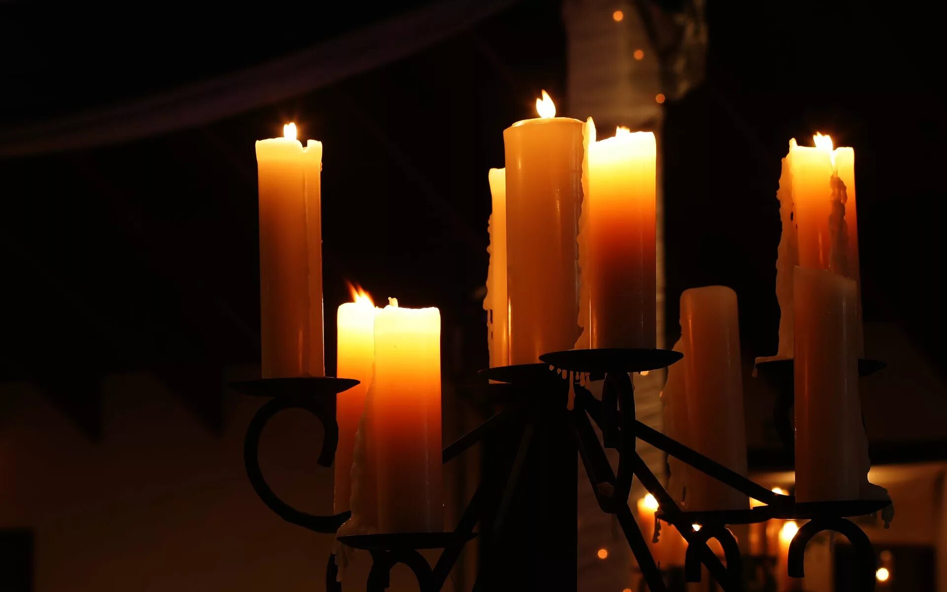 Свеча какой источник света. Свечи. Горящие свечи в канделябре. Старая свеча. Освещение свечами.