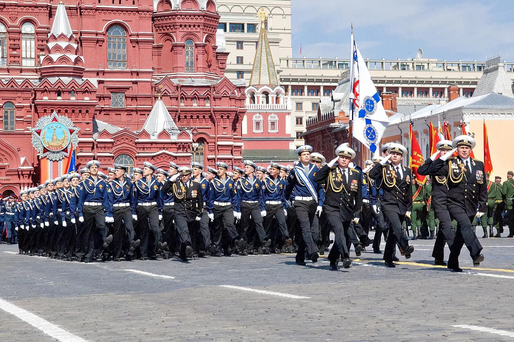 Парад на русском языке. Кронштадтский морской кадетский корпус на параде в Москве. Кадеты КМКВК. Кронштадтский морской военный корпус. Парад Победы 1996 Победы красная площадь.