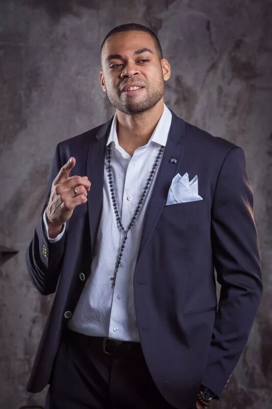 Ола кейру. Брат виктора кейру. Ола кейру актер. Кейру ола джонович. Ола кейру голый.