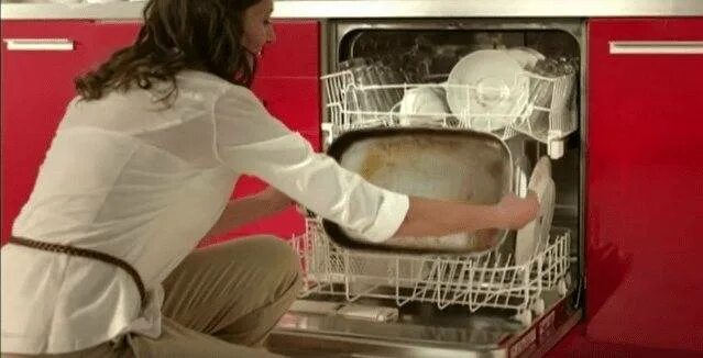 Посуда после посудомоечной машины. Посуда после посудомоечной машины до и после. Белая посудомойка после мойки. Посудомоечная машина посуда с белым налетом. Почему белый налет на посуде после посудомоечной