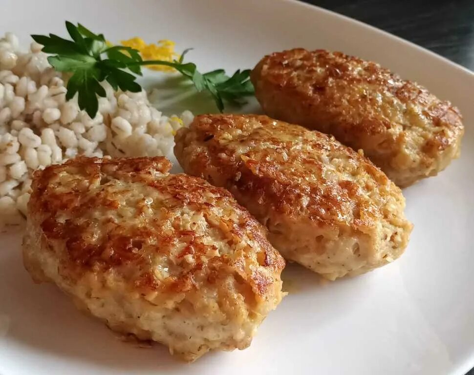 Вкусный рецепт рубленных куриных котлет. Котлеты из куриной грудки. котлеты из грудки. пышные котлеты. куриные котлеты в духовке.