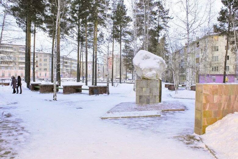 Сайт саянск иркутской. Сквер Первостроителей Саянск. Сквер Первостроителей Саянск фото. Саянск камень памятник. Г Саянск Иркутская.