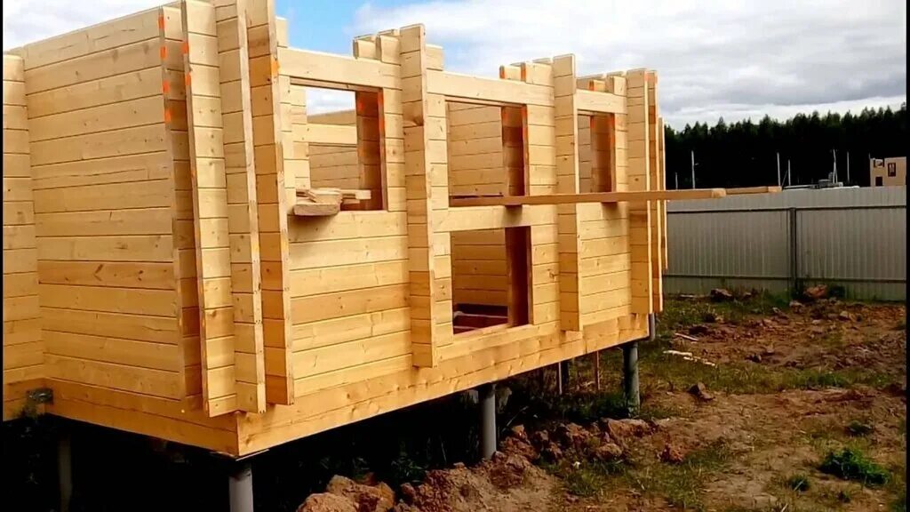 Стройка деревянного дома. Технология сборки профилированного бруса на нагеля. Дом из клееного бруса. Профилированный брус 140х140. Деревянное домостроение.