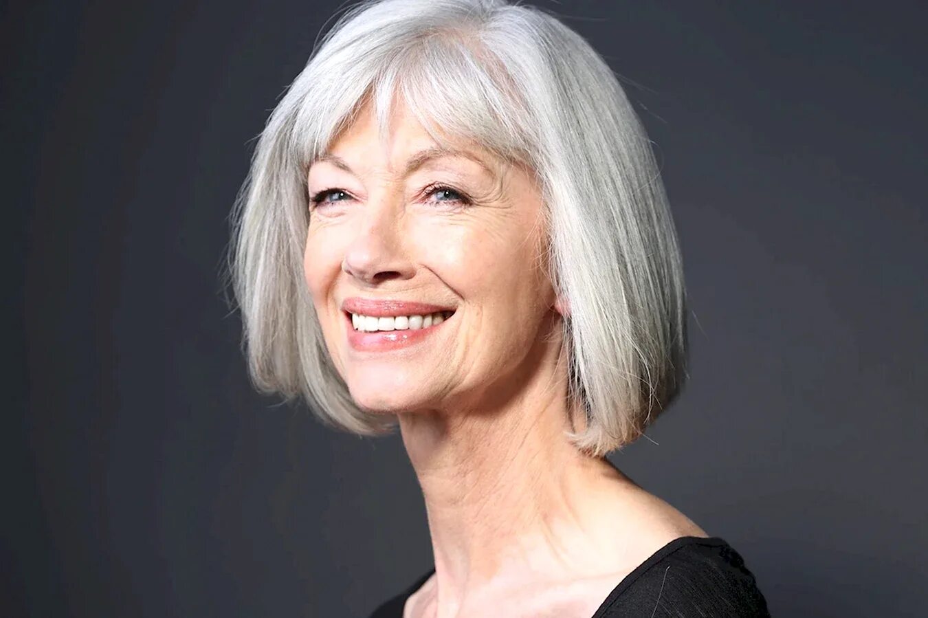 Красивые старые женщины. Филлис шлоссберг. Дафна хикс grey hair. Хелен миррен актрисы великобритании. Короткая стрижка для пенсионерки.