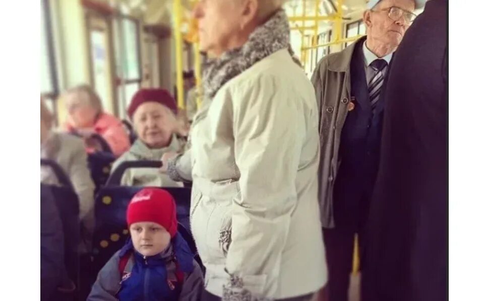 Остановитесь бабушки. Бабушка в автобусе. Бабушка с внуком в автобусе. Уступить бабушке место в автобусе. Бабушка с внучкой в автобусе.