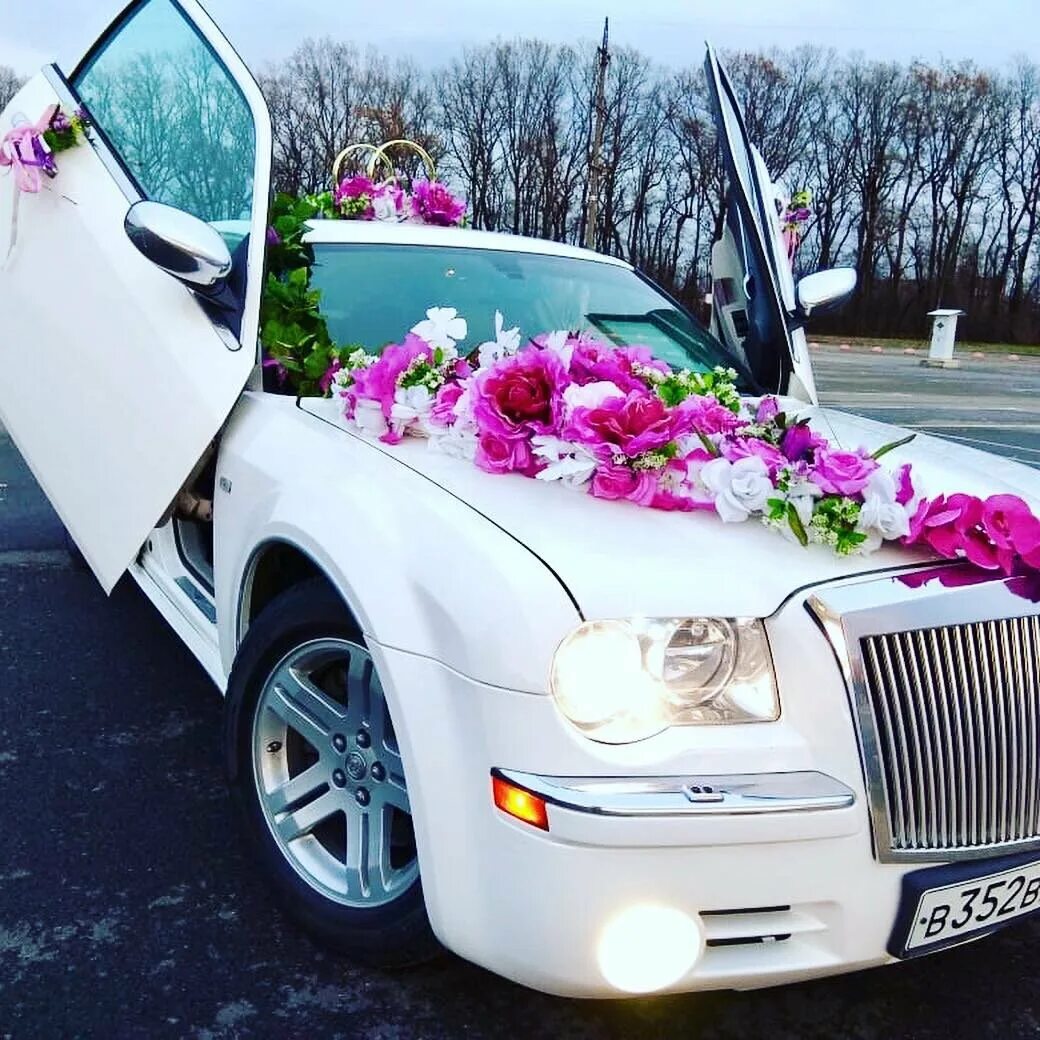 Svadebnaya mashina мерседес. Мерседес на свадьбу. Свадебный мерседес w212. Аренда автомобиля с водителем на свадьбу. Белый мерседес с класс 221.
