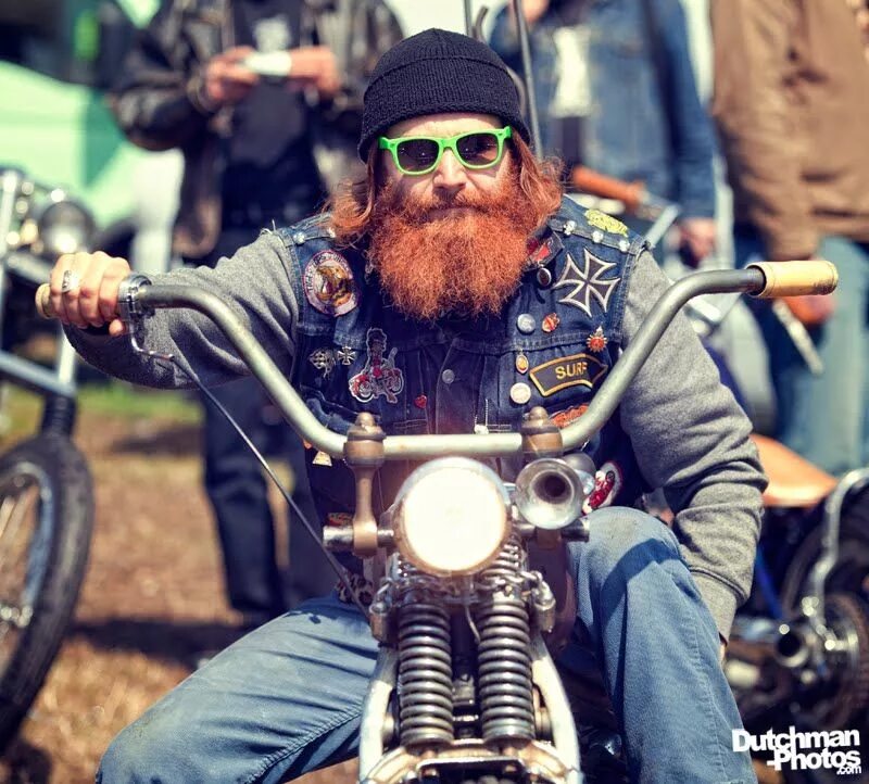 Картинки байкеров. Бородатый байкер. Борода на мотоцикле. Байкер с бородой. Брутальный байкер.